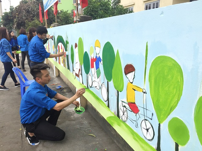 Các bạn đoàn viên, thanh niên tham gia vẽ tranh tuyên truyền bảo vệ môi trường, đảm bảo an toàn giao thông. Ảnh: CTTĐT