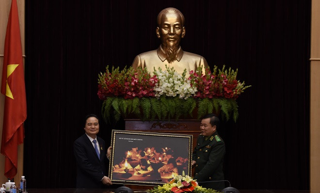 Tư lệnh BĐBP Hoàng Xuân Chiến trao tặng Bộ trưởng Phùng Xuân Nhạ bức tranh "Lớp học biên cương" Tư lệnh BĐBP Hoàng Xuân Chiến trao tặng Bộ trưởng Phùng Xuân Nhạ bức tranh "Lớp học biên cương"
