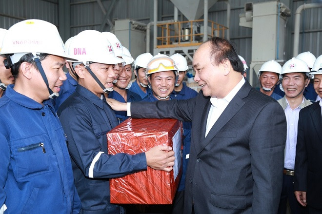 Thủ tướng Nguyễn Xuân Phúc thăm hỏi, động viên CBCNV Nhà máy Alumin Nhân Cơ