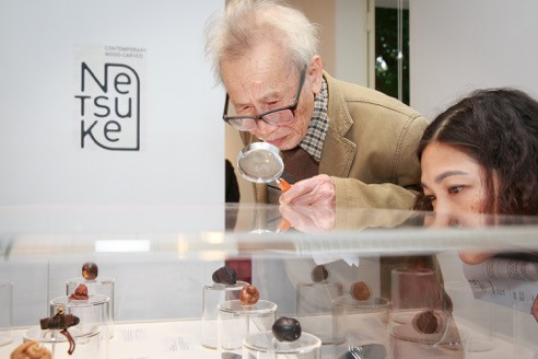 Người xem phải sử dụng kính lúp để chiêm ngưỡng các tác phẩm.