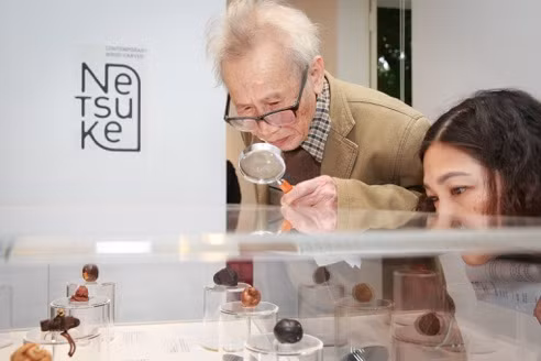 Người xem phải sử dụng kính lúp để chiêm ngưỡng các tác phẩm.