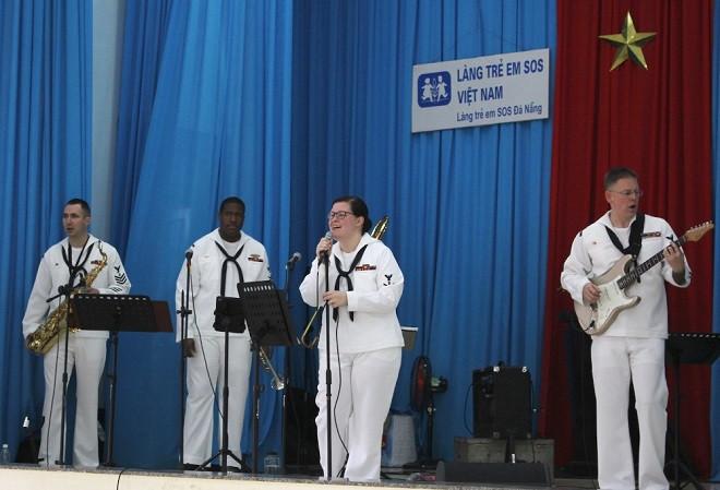 Đội văn nghệ của tàu sân bay USS Carl Vinson biểu diễn văn nghệ tại Làng trẻ em SOS Đà Nẵng