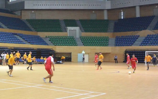 Giao hữu bóng đá giữa thủy thủ Hoa Kỳ và Trung tâm Huấn luyện và đào tạo VĐV TP. Đà Nẵng