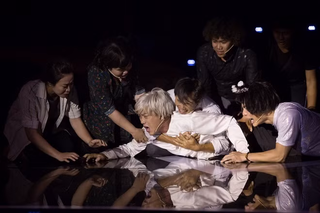 Phân cảnh ông Sáu nhảy khỏi xe lăn gào khóc nhớ thương người chị đã mất vì bão giông không có cầu phải qua đò khiến người xem xúc động của nhóm Kỳ tài Phân cảnh ông Sáu nhảy khỏi xe lăn gào khóc nhớ thương người chị đã mất vì bão giông không có cầu phải qua đò khiến người xem xúc động của nhóm Kỳ tài