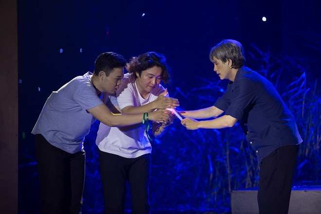 Phân cảnh thầy giáo Đằng thắp đèn cầy khi bị chủ nhà tắt điện cho học trò tiếp tục diễn xuất của nhóm Khủng long tí hon khiến khán giả bùi ngùi. Phân cảnh thầy giáo Đằng thắp đèn cầy khi bị chủ nhà tắt điện cho học trò tiếp tục diễn xuất của nhóm Khủng long tí hon khiến khán giả bùi ngùi.