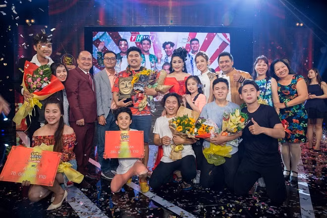 Nhóm Kỳ tài và Khủng long tí hon chia sẻ niềm vui cùng giám khảo và khán giả Nhóm Kỳ tài và Khủng long tí hon chia sẻ niềm vui cùng giám khảo và khán giả