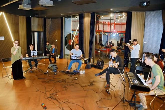 Ca sĩ Khánh Ly tập cùng ban nhạc anh em để biểu diễn trong đêm nhạc “Giọng ca vàng- Tình khúc cho em”.