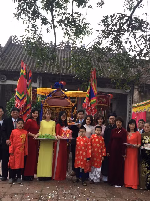 Con cháu trở về Làng Nôm tổ chức lễ lên lão cho các cụ trong dòng họ. Con cháu trở về Làng Nôm tổ chức lễ lên lão cho các cụ trong dòng họ.