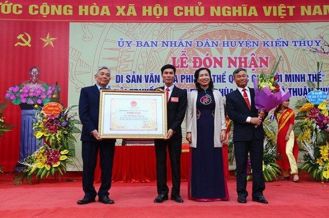 Bà Đặng Thị Bích Liên (Thứ trưởng Bộ Văn hóa Thể thao và Du lịch) trao Bằng công nhận di sản văn hóa phi vật thể cho lễ Hội Minh Thề, ảnh: cttđt