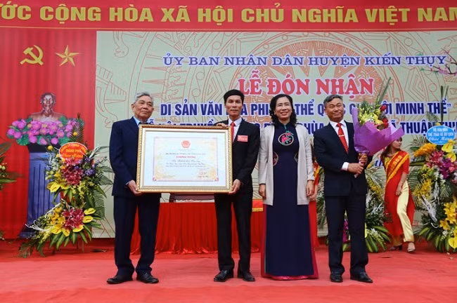 Bà Đặng Thị Bích Liên (Thứ trưởng Bộ Văn hóa Thể thao và Du lịch) trao Bằng công nhận di sản văn hóa phi vật thể cho lễ Hội Minh Thề, ảnh: cttđt