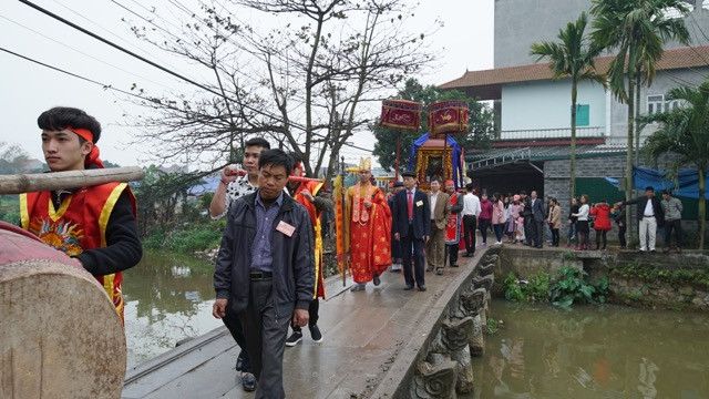 Đoàn rước đi qua cây cầu ngàn năm tuổi. Đoàn rước đi qua cây cầu ngàn năm tuổi.