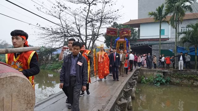 Đoàn rước đi qua cây cầu ngàn năm tuổi. Đoàn rước đi qua cây cầu ngàn năm tuổi.