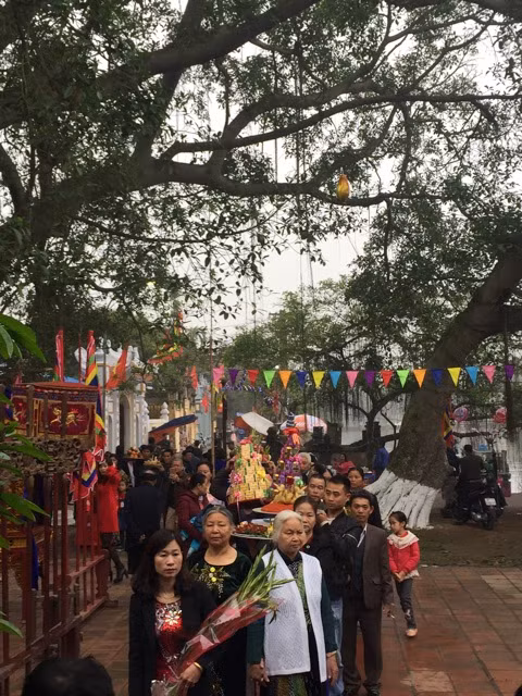 Các dòng họ dâng hương tại đình Làng. Các dòng họ dâng hương tại đình Làng.