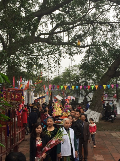 Các dòng họ dâng hương tại đình Làng. Các dòng họ dâng hương tại đình Làng.