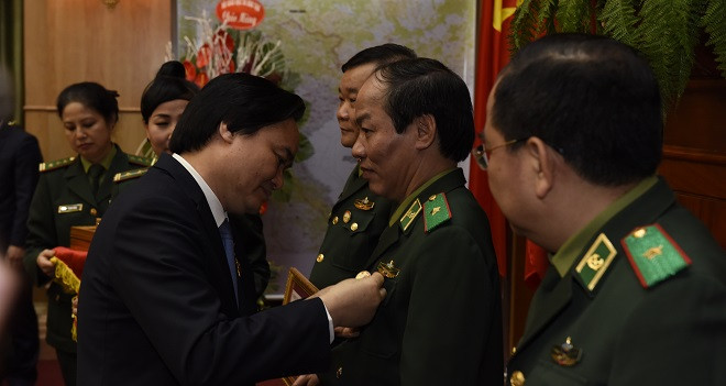 Bộ Trưởng trao kỷ niệm chương vì sự nghiệp giáo dục cho các cá nhân tiêu biểu của Bộ Tư lệnh BĐBP. Bộ Trưởng trao kỷ niệm chương vì sự nghiệp giáo dục cho các cá nhân tiêu biểu của Bộ Tư lệnh BĐBP.