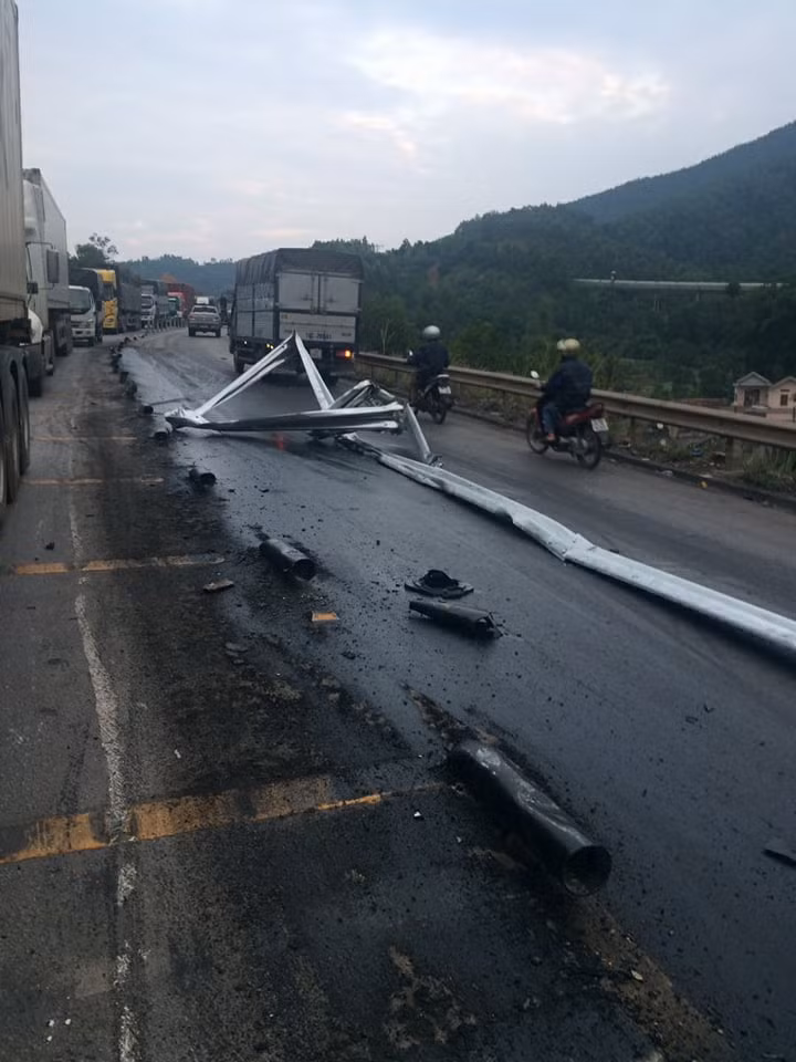 Dải phân cách bị chiếc xe container húc tung trước khi lao xuống vực