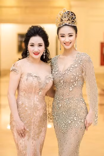 Ảnh: Hoa hậu Thu Ngân (phải) và mẹ - bà Lê Thanh Hòa - trong một sự kiện gần đây. Ảnh: Linh Lê Chí.