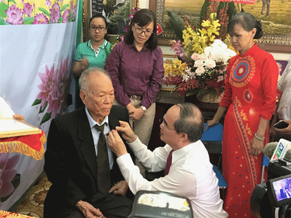 Bí thư Thành ủy TP Hồ Chí Minh Nguyễn Thiện Nhân trao Huy hiệu 70 năm tuổi đảng cho cán bộ lão thành cách mạng. (Theo Tạp chí mặt trận)