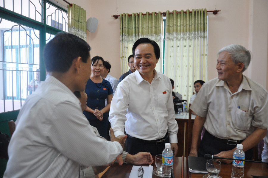 Bộ trưởng Phùng Xuân Nhạ thăm hỏi, trò chuyện với đại biểu cử tri.