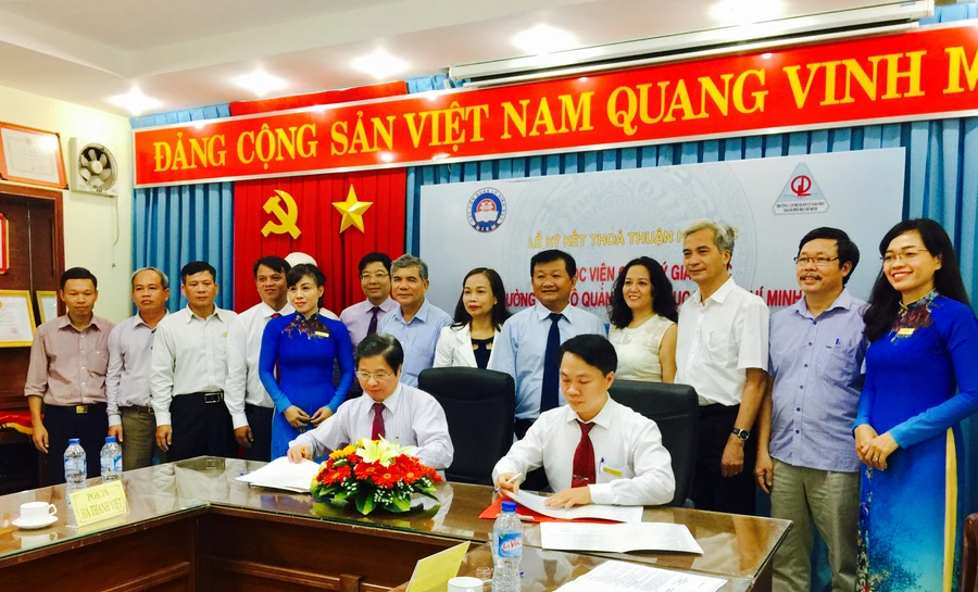 GS.TS. Phạm Quang Trung và Giám đốc Học viện Quản lý giáo dục và PGS.TS. Hà Thanh Việt, Hiệu trưởng Trường Cán bộ quản lý giáo dục TP. Hồ Chí Minh ký Bản Ghi nhớ hợp tác.