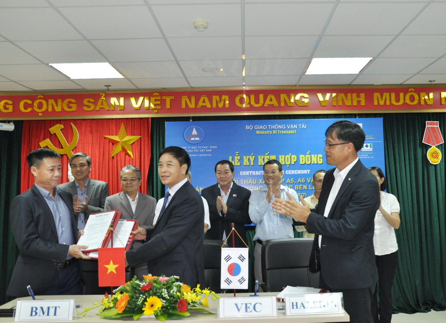 VEC ký kết hợp đồng các gói thầu xây lắp Dự án xây dựng đường cao tốc Bến Lức - Long Thành với Liên danh Công ty cổ phần Đầu tư xây dựng B.M.T và Hanshin Engineering&Construction Co.,Ltd