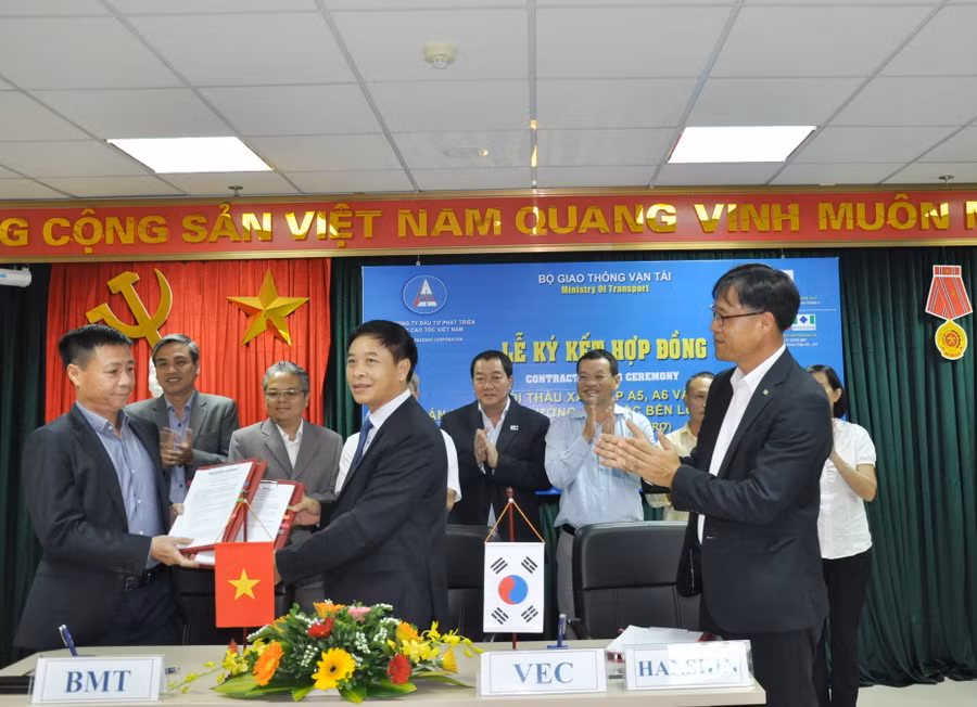 VEC ký kết hợp đồng các gói thầu xây lắp Dự án xây dựng đường cao tốc Bến Lức - Long Thành với Liên danh Công ty cổ phần Đầu tư xây dựng B.M.T và Hanshin Engineering&Construction Co.,Ltd