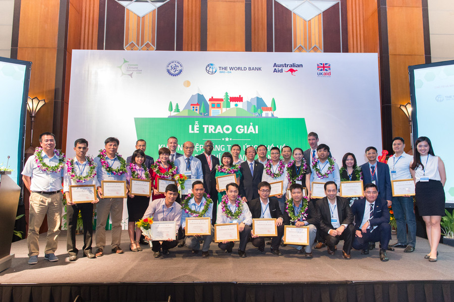 Các vị lãnh đạo, đại diện trao giải cùng những đơn vị khởi nghiệp xuất sắc tại lễ trao giải