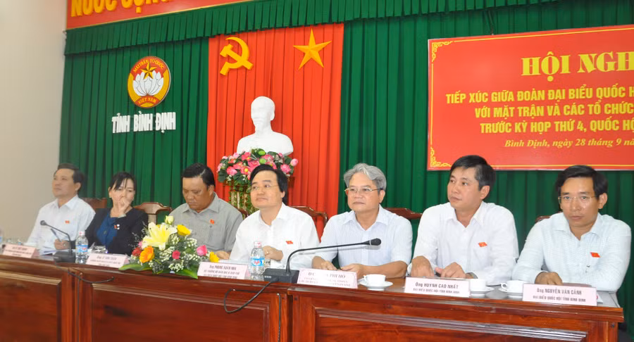 Bộ trưởng Phùng Xuân Nhạ và Đoàn đại biểu Quốc hội khóa XIV tỉnh Bình Định tiếp xúc cử tri tỉnh Bình Định.