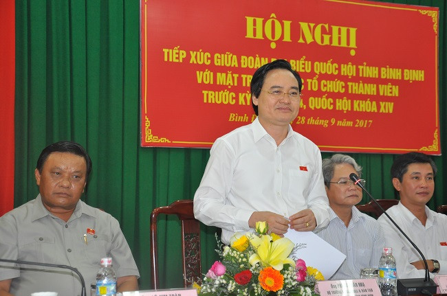 Bộ trưởng Phùng Xuân Nhạ trả lời, giải đáp những vấn đề băn khoăn của cử tri.