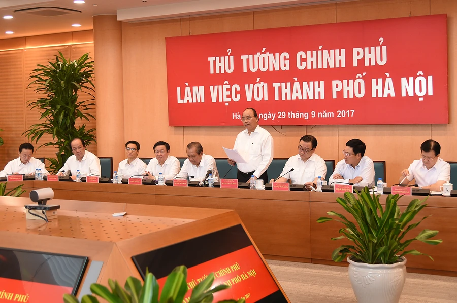 Thủ tướng Nguyễn Xuân Phúc và các Phó Thủ tướng làm việc với lãnh đạo thành phố Hà Nội. Ảnh: VGP