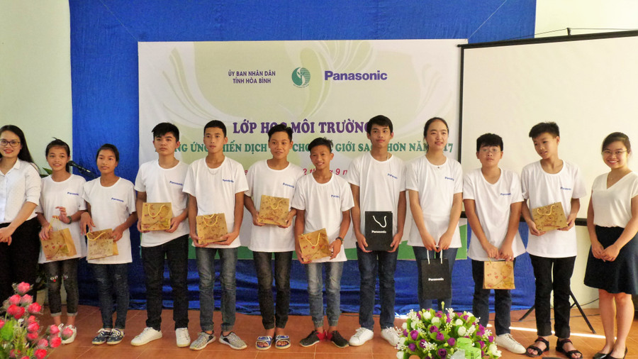 Các em học sinh trường THPT 19 tháng 5, Từ Sơn, Hòa Bình nhiệt tình tham gia lớp học môi trường do Panasonic tổ chức