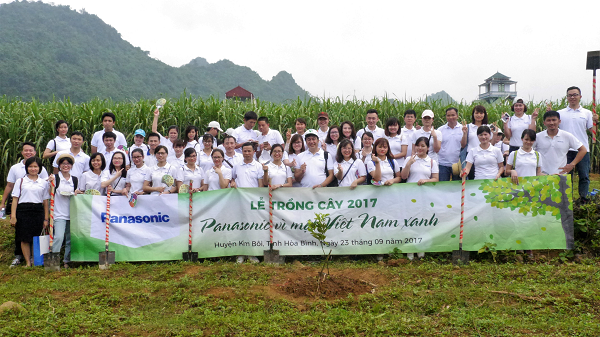 Lãnh đạo và nhân viên Panasonic trồng tặng cam cho đồng bào tái định cư khu vực thủy điện sông Đà Lãnh đạo và nhân viên Panasonic trồng tặng cam cho đồng bào tái định cư khu vực thủy điện sông Đà