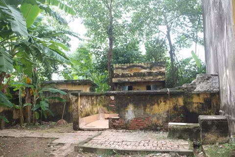 Nhà vệ sinh trường Tiểu học Tự Lập huyện Mê Linh không còn tường nguyên vẹn (Ảnh minh họa)