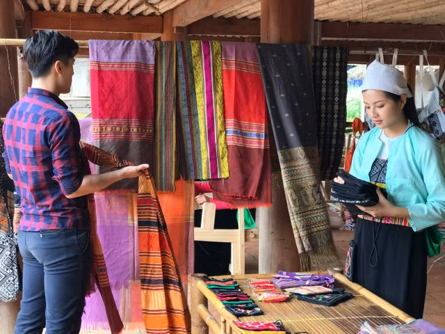 Cảnh trong phim: “ Giấc mơ thổ cẩm”