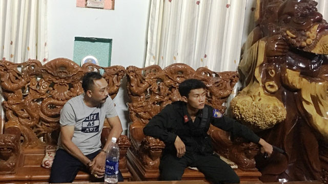 Khám xét bên trong nhà ông trùm có nhiều đồ dùng được làm bằng gỗ quý - ảnh báo Nhân dân Khám xét bên trong nhà ông trùm có nhiều đồ dùng được làm bằng gỗ quý - ảnh báo Nhân dân