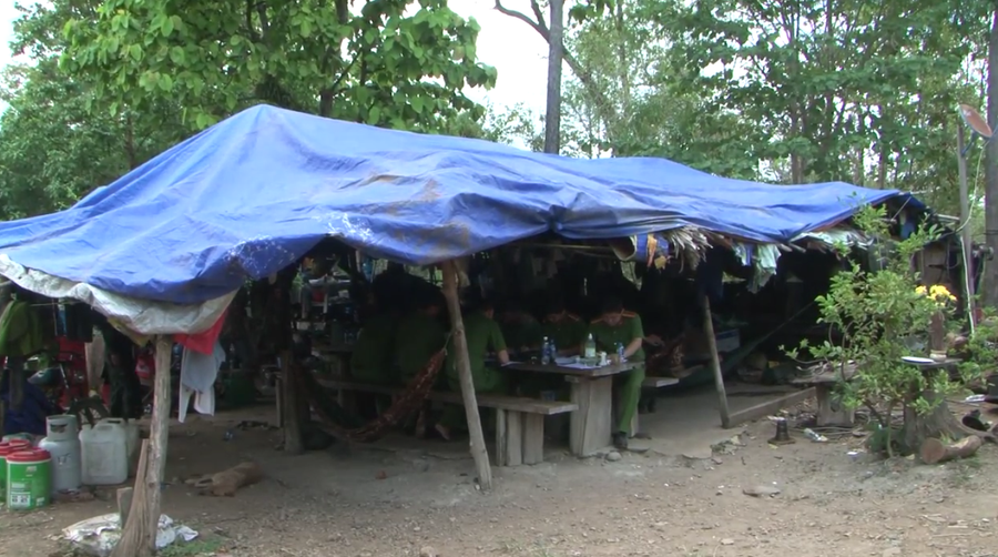 Một góc lán trại của Phượng râu nằm trong vườn quốc gia Yok Đôn - ảnh báo Lao động Một góc lán trại của Phượng râu nằm trong vườn quốc gia Yok Đôn - ảnh báo Lao động