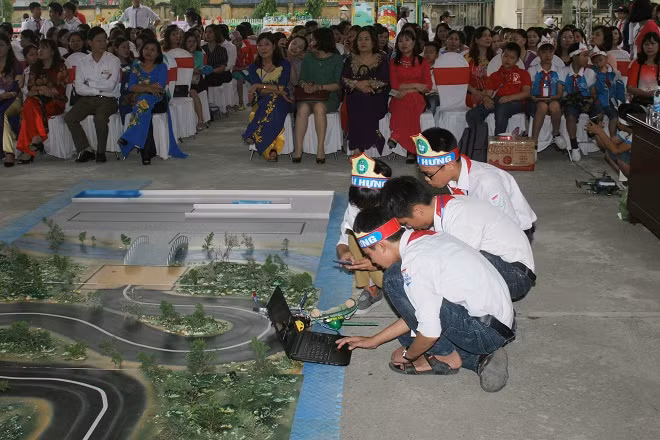 Các em học sinh chuẩn bị cho cuộc thi robot xe tăng chiếm lĩnh dinh Độc Lập