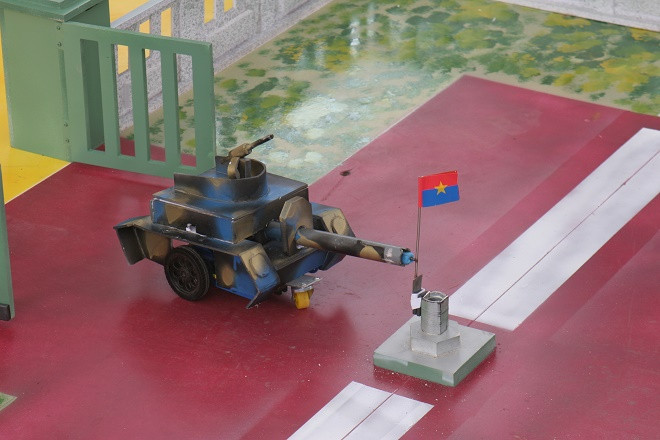 Robot xe tăng cắm cờ trên dinh Độc lập Robot xe tăng cắm cờ trên dinh Độc lập