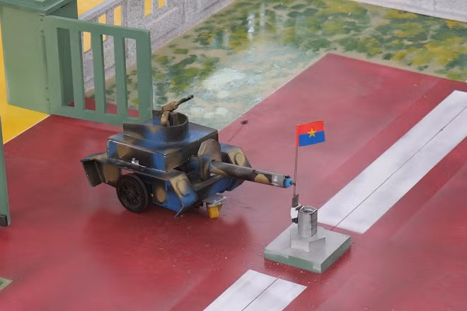 Robot xe tăng cắm cờ trên dinh Độc lập