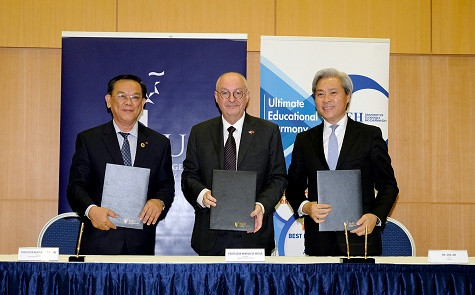 Đại học Kinh tế TPHCM, Đại học Quản lý Singapore và Quỹ đầu tư VinaCapital ký kết văn kiện hợp tác về việc thiết lập một trung tâm khởi nghiệp và sáng tạo tại TPHCM - Ảnh: VGP