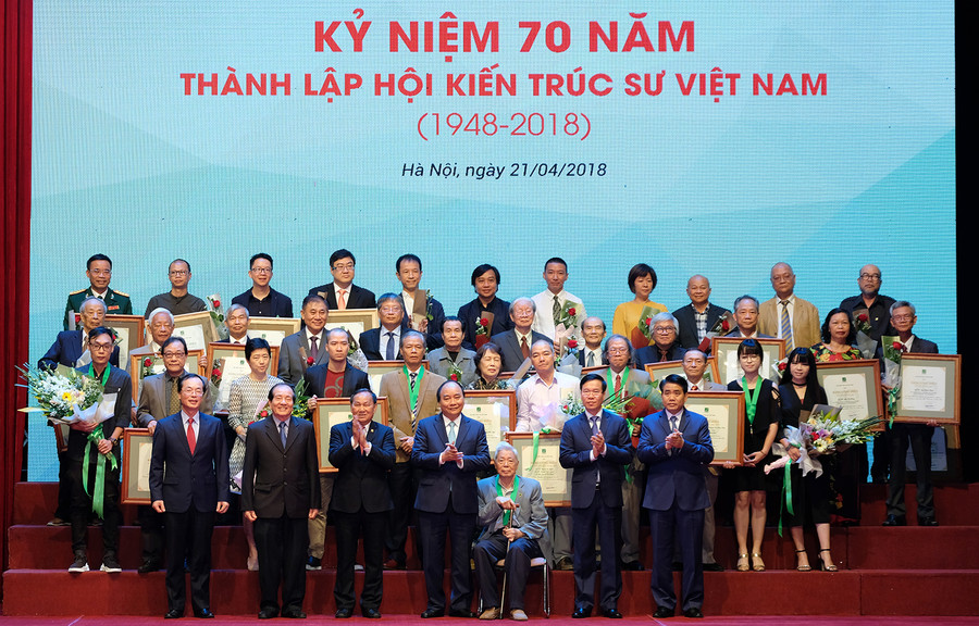 Thủ tướng Nguyễn Xuân Phúc, Trưởng Ban Tuyên giáo Trung ương Võ Văn Thưởng và lãnh đạo các bộ ngành, địa phương vinh danh các KTS tiêu biểu. - Ảnh: VGP