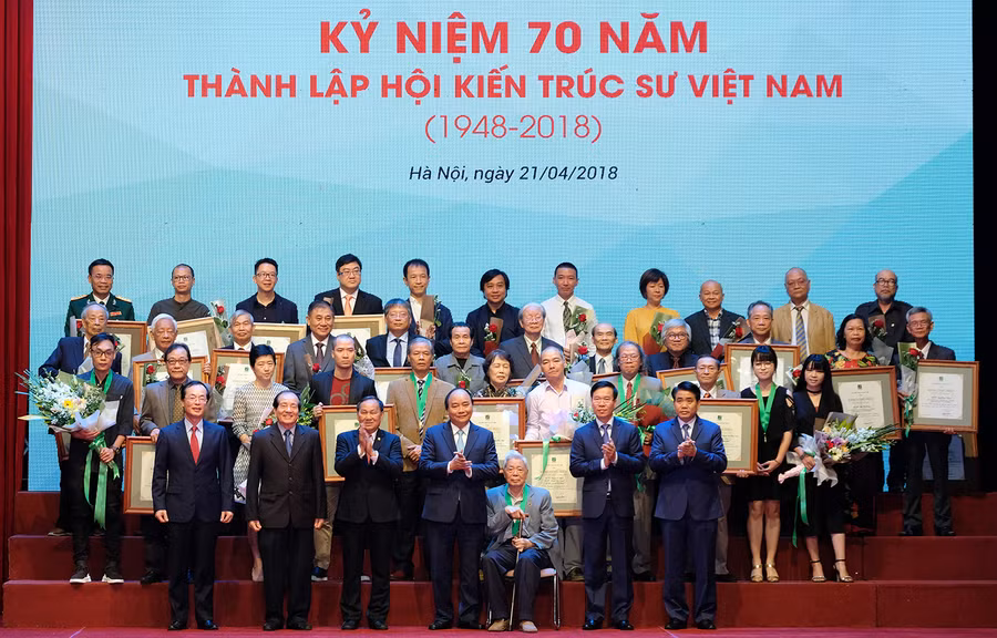 Thủ tướng Nguyễn Xuân Phúc, Trưởng Ban Tuyên giáo Trung ương Võ Văn Thưởng và lãnh đạo các bộ ngành, địa phương vinh danh các KTS tiêu biểu. - Ảnh: VGP