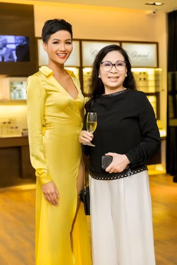 Hoa hậu cùng nghệ sỹ Kim Xuân