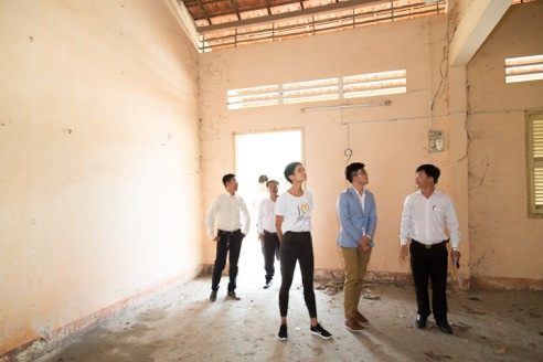 Hoa hậu cùng các nhà tài trợ đi khảo sát để xây dựng lại trường tiểu học Bình Hoà Nam. Hoa hậu cùng các nhà tài trợ đi khảo sát để xây dựng lại trường tiểu học Bình Hoà Nam.