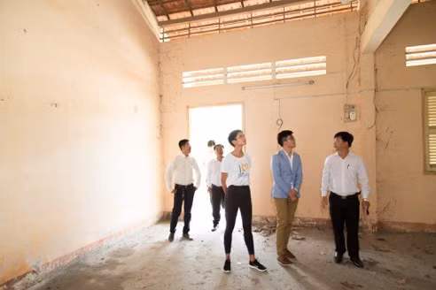 Hoa hậu cùng các nhà tài trợ đi khảo sát để xây dựng lại trường tiểu học Bình Hoà Nam.