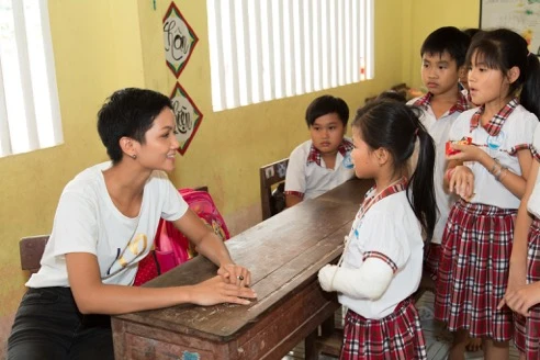 Hoa hậu H’Hen Niê đến với các em học sinh tiểu học Bình Hòa Nam- huyện Đức Huệ, tỉnh Long An.