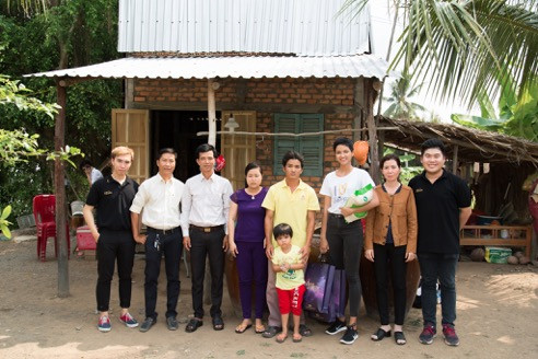 Hoa hậu đến thăm một số gia đình khó khăn tại tỉnh Long An. Hoa hậu đến thăm một số gia đình khó khăn tại tỉnh Long An.