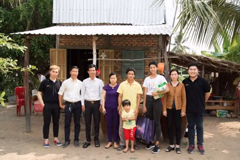 Hoa hậu đến thăm một số gia đình khó khăn tại tỉnh Long An.