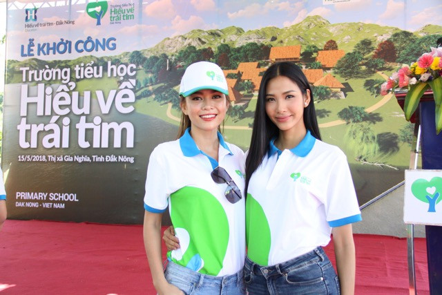Á hậu Hoàng Thuỳ và Á hậu Mâu Thuỷ dự lễ khởi công xây dựng trường Tiểu học Hiểu về Trái Tim, tỉnh Đak Nông Á hậu Hoàng Thuỳ và Á hậu Mâu Thuỷ dự lễ khởi công xây dựng trường Tiểu học Hiểu về Trái Tim, tỉnh Đak Nông