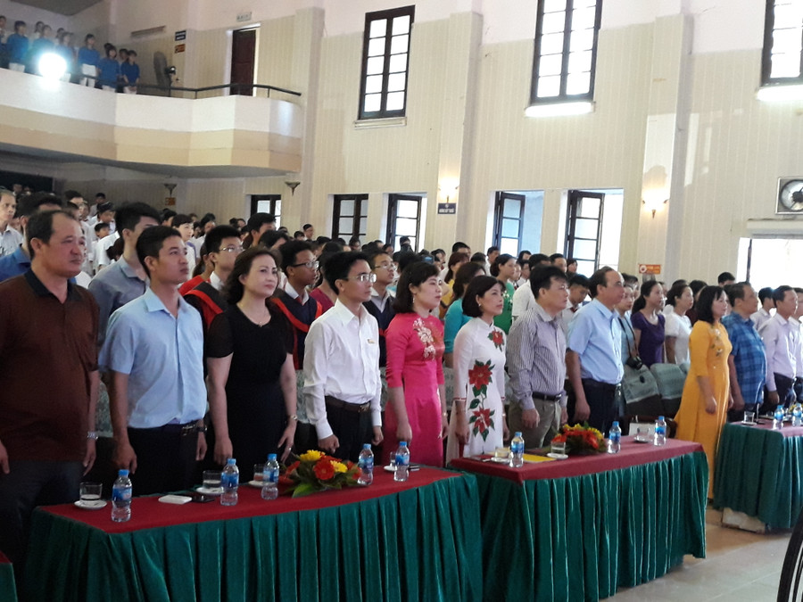 Nghi thức chào cờ truyền thống buổi lễ chương trình Liên hoan cháu ngoan Bác Hồ của Liên đội trường THCS Tô Hiệu Nghi thức chào cờ truyền thống buổi lễ chương trình Liên hoan cháu ngoan Bác Hồ của Liên đội trường THCS Tô Hiệu